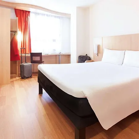 Отель Ibis Cannes Sartoux Piscine Parking Gratuit